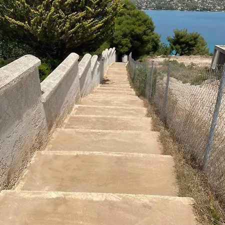 Villa Retreat By The Sea With Pool In *