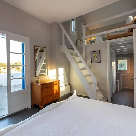 Villa Retreat By The Sea With Pool In