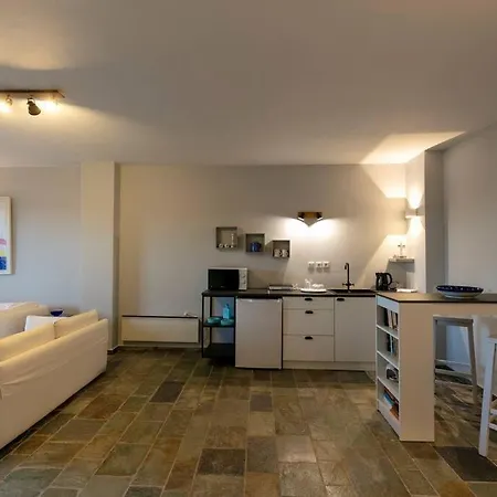 Villa Retreat By The Sea With Pool In