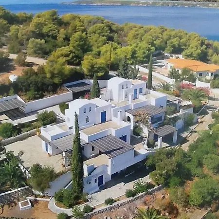 Villa Retreat By The Sea With Pool In