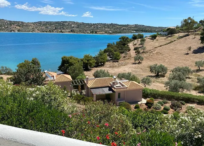 Villa Retreat By The Sea With Pool In *