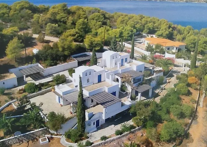 Villa Retreat By The Sea With Pool In