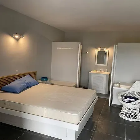 Villa Retreat By The Sea With Pool In *