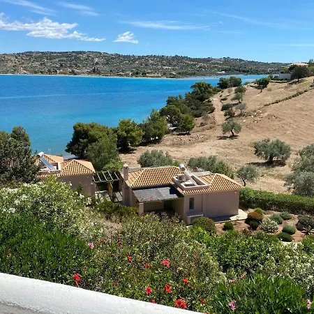 Villa Retreat By The Sea With Pool In *