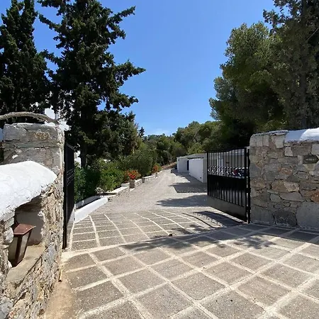 Villa Retreat By The Sea With Pool In