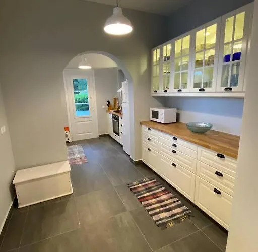 Retreat By The Sea With Pool In 别墅